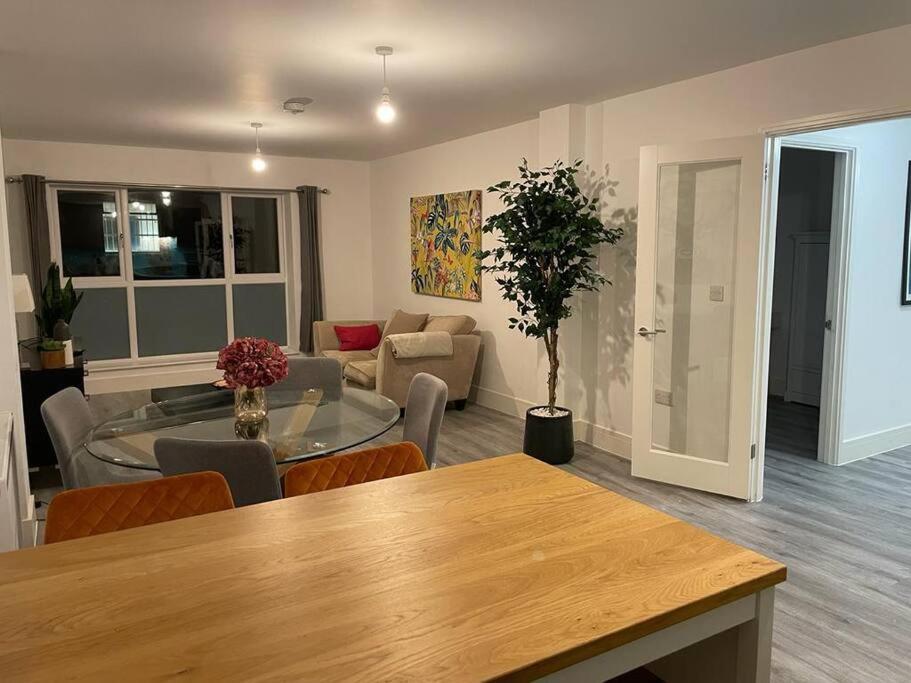Stunning And Spacious 2Bed Flat In Central Woking Zewnętrze zdjęcie