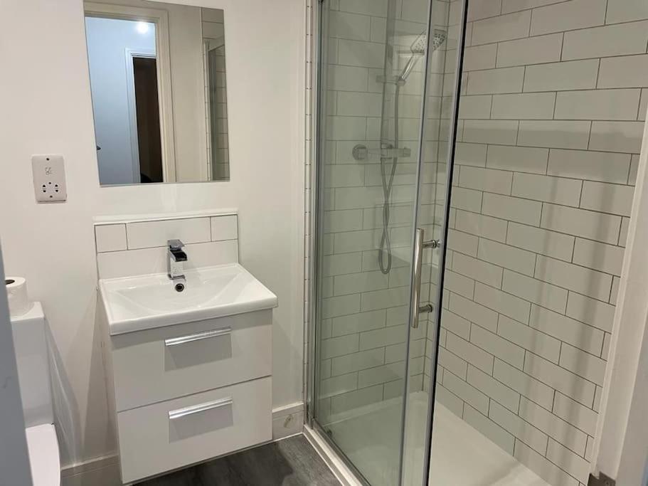 Stunning And Spacious 2Bed Flat In Central Woking Zewnętrze zdjęcie