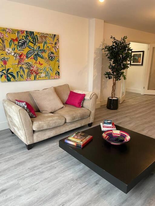 Stunning And Spacious 2Bed Flat In Central Woking Zewnętrze zdjęcie