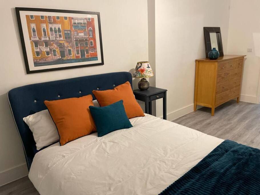 Stunning And Spacious 2Bed Flat In Central Woking Zewnętrze zdjęcie