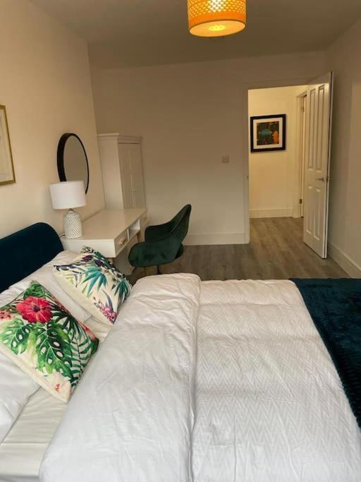 Stunning And Spacious 2Bed Flat In Central Woking Zewnętrze zdjęcie