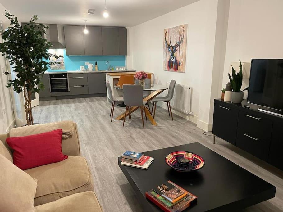 Stunning And Spacious 2Bed Flat In Central Woking Zewnętrze zdjęcie