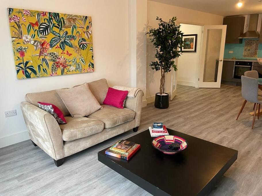 Stunning And Spacious 2Bed Flat In Central Woking Zewnętrze zdjęcie