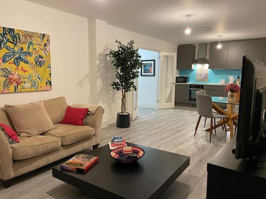 Stunning And Spacious 2Bed Flat In Central Woking Zewnętrze zdjęcie