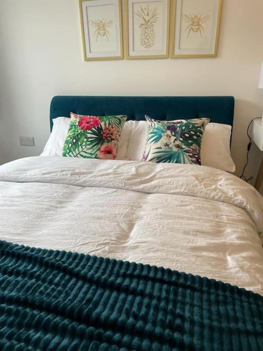 Stunning And Spacious 2Bed Flat In Central Woking Zewnętrze zdjęcie